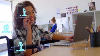 Akıllı telefondan konuşmak ve ofiste dizüstü bilgisayar kullanmak, yüz tanıma sistemi olan bir kadın. Teknoloji, iş, iletişim, güvenlik, kimlik, yenilik