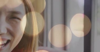 Arka planda Bokeh Light animasyonuyla pencerenin yanında gülümseyen biri. Portre, mutluluk, neşe, kapalı alan, pozitif, huzur