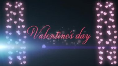 Karanlık arka planda asılı kalp süslemeleri üzerine sevgililer günü metin animasyonu. Romantizm, aşk, kutlama, kalpler, Şubat, tatil