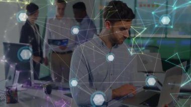 Veri işleme ve ağ bağlantıları ofisteki çeşitli iş adamları üzerinde. Teknoloji, ağ, bağlantı, takım çalışması, iletişim