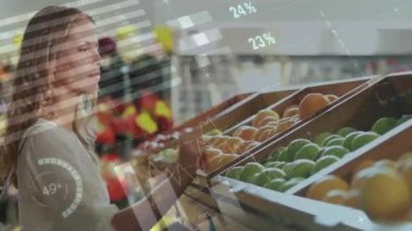 Beyaz kadın alışverişi üzerine finansal veri işleme animasyonu. Küresel alışveriş, finans, perakende ve dijital arayüz kavramı, dijital olarak oluşturulmuş video.