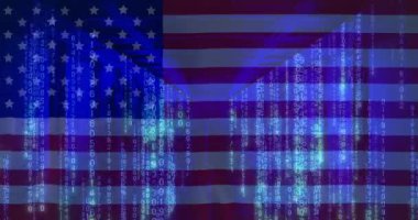 İkili kod ve veri, Amerikan bayrak arka planında animasyon yayınlıyor. Teknoloji, dijital, siber güvenlik, ABD, vatanseverlik, matris