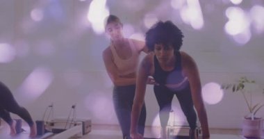 Bokeh Light animasyonu yerine yenilikçi makineler kullanan kadınlarla egzersiz dersi. Pilates, fitness, wellness, egzersiz, antrenman, spor