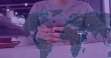 Cihazları kullanarak, dünya haritası veri noktalarına ve ağ bağlantılarına sahip insanlar animasyon. Teknoloji, iletişim, küresel, bağlantı, ağ, yenilik