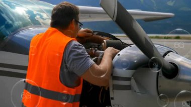 Mekanik, 6G teknolojili uçak motoru üzerinde çalışıyor. Havacılık, onarım, teknisyen, bakım