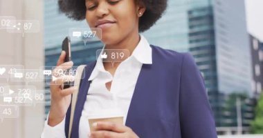 Sosyal medya, akıllı telefondan konuşan iş kadınının canlandırmasını simgeliyor. Teknoloji, iletişim, ağ, etkileşim, dijital, çevrimiçi