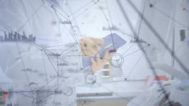 Ofiste çalışan bir kadın için ağ bağlantıları ve veri işleme animasyonu. Teknoloji, ağ, bağlantı, iş, yenilik, bilgisayar