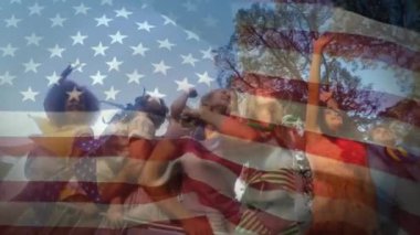 Açık havada kutlama yapan bir grup insan üzerinde Amerikan bayrağı animasyonu. Vatanseverlik, kutlama, çeşitlilik, birlik, toplum, neşe