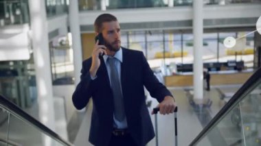 Modern ofisteki iletişim ağına bağlanan akıllı telefon ve iş adamı. Teknoloji, bağlantı, profesyonel, ağ oluşturma