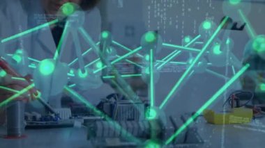 Elektroniklerle çalışmak, laboratuvarda nöral ağ animasyonu üzerine çalışan bir bilim adamı. Teknoloji, araştırma, yenilik, yapay zeka, makine eğitimi, laboratuvar