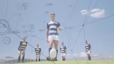 Mavi gökyüzü arkaplanı üzerinde veri işleme animasyonu olan rugby oyuncuları sahada. Spor, sporcular, yarışma, takım çalışması, analitik, teknoloji