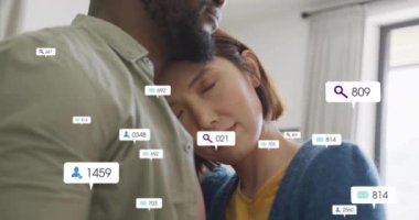 Çiftler içeride kucaklaşırken sosyal medya etkileşim istatistiklerini gösteren animasyon. analitik, romantizm, veri, teknoloji