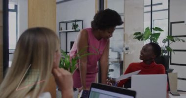 İş verileri, çeşitli meslektaşların modern ofiste tartışmaları üzerine animasyon çizelgeleri hazırlıyor. Takım çalışması, işbirliği, toplantı