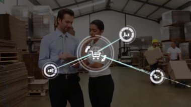 Envanter hakkında konuşmak, arka planda ağ ve lojistik animasyonu olan depo çalışanları. tedarik zinciri, takım çalışması, teknoloji, nakliyat, yönetim, organizasyon