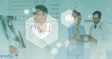 Röntgen çekiliyor ve tartışılıyor, tıbbi verileri ve sağlık ikonları animasyonu olan doktorlar. tanı, analiz, teknoloji, yenilik, tartışma