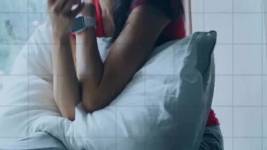 İçerde dinlenirken akıllı telefon kullanan bir kadının veri tablolarını analiz etmek. Teknoloji, analiz, rahatlama, dijital, bağlantı