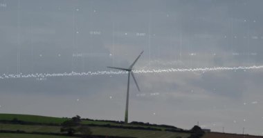 Yeşil tepelerdeki rüzgar türbini bulutlu gökyüzünde veri işleme animasyonu yapıyor. Yenilenebilir enerji, çevre, sürdürülebilirlik, rüzgar gücü, teknoloji