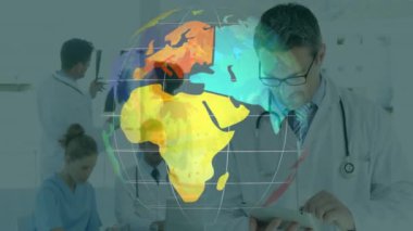Hastanede çalışmak, renkli dünya haritası kıtalarının animasyonu üzerine doktorlar. Sağlık, takım çalışması, küresel, tıp, işbirliği, teknoloji