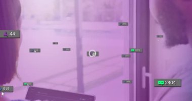 Ofis ortamındaki insanlar üzerinde sosyal medya etkileşim ölçümleri animasyonu. Analizler, katılım, teknoloji, veri, takım çalışması, işyeri