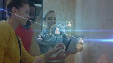 Bağlantılar ağı ve sosyal medya simgeleri tablet kullanan insanlar üzerinde animasyon. Teknoloji, iletişim, ağ, dijital, etkileşim