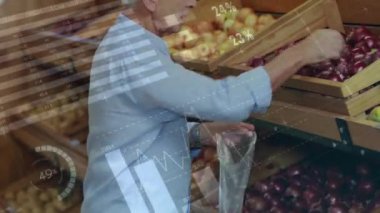 Beyaz adam alışverişi sırasında finansal veri işleme animasyonu. Küresel alışveriş, finans, perakende ve dijital arayüz kavramı, dijital olarak oluşturulmuş video.