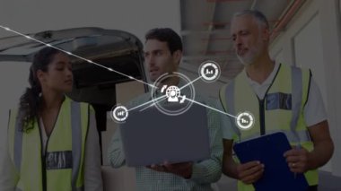 Dizüstü bilgisayar ve bağlantı ağı kullanılarak çeşitli işçiler üzerinde veri işleme animasyonu. Teknoloji, ağ oluşturma, takım çalışması, dijital, işbirliği, iletişim