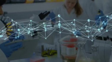 Laboratuvarda bilim adamları veri işleme ve bağlantı ağı animasyonları yapıyor. veri analizi, teknoloji, araştırma, yenilik