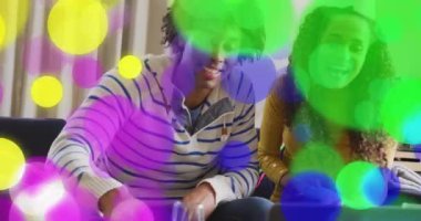 Kapalı alanlarda eğlenen insanlar üzerine renkli bir çizgi film. Kutlama, mutluluk, birliktelik, şen, neşeli, topluluk