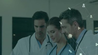 Tıbbi ağ ve veri işleme, animasyon, işbirliği yapan sağlık uzmanları. işbirliği, teknoloji, takım çalışması, iletişim