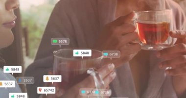 İnsanlar çay içerken sosyal medya animasyonlarıyla meşgul olmak. Sosyal medya, yaşam tarzı, teknoloji, eğlence, ilişki, etkileşim