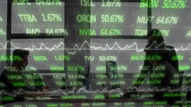 Ofiste çalışan iş adamlarını kapsayan borsa veri animasyonu. finans, takım çalışması, teknoloji, analitik, şirket, dijital