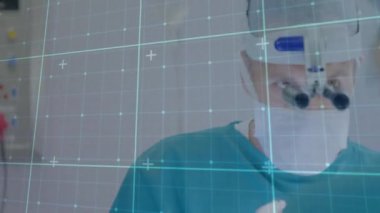 Ameliyat, büyüteç takan bir cerrah. Şebeke ve veri noktaları animasyonu. Ameliyathane, sağlık, kesinlik, teknoloji, sağlık hizmetleri, yenilik