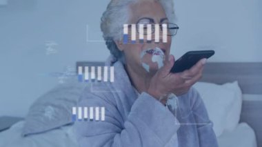 Akıllı telefondan konuşan, veri işleme animasyonundan önce gözlüklü yaşlı kadın. Teknoloji, iletişim, yenilik, dijital, animasyon