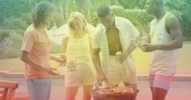 Mangalın tadını çıkarıyorum, arkadaşlar gökkuşağı gradyan animasyonuyla dışarıda toplanıyorlar. Eğlence, açık hava, kutlama, şenlik, rahatlama