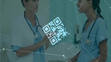 Hastanedeki tıbbi profesyoneller üzerinde QR kodu ve ağ bağlantıları. Teknoloji, sağlık, yenilik, bağlantı, dijital, tıp