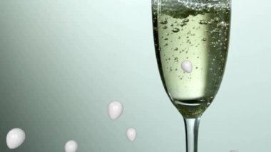Şampanya kadehinin üzerinde köpükler kabarcıklar köpürüyor. Kutlama, parti, alkol, içki, zarif, şenlikli