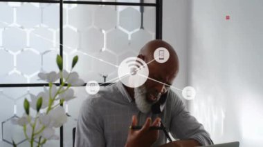 Ağ bağlantısı ve veri akışı animasyonu ofiste dizüstü bilgisayarda çalışan bir adam üzerinde. Teknoloji, ağ, iş, dijital