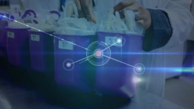 Laboratuvar ekipmanları, bağlantı ağı ve veri işleme animasyonu olan bilim adamları. Bilim, laboratuvar, teknoloji, araştırma, yenilik, analiz