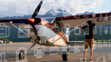 Küçük uçaklar ve pistteki insan üzerinde iş ve seyahat ikonları canlandırması. Uçak, havaalanı, yolculuk, havacılık, yaşam tarzı