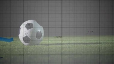 Çimlerin üzerinde futbol topu, veri analizi ve şebeke arka planında animasyon. spor, teknoloji, dijital