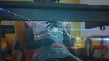 Sınıfta okumak, ağ bağlantıları ve veri işleme animasyonu olan bir öğrenci. Eğitim, teknoloji, dijital, öğrenme, ağ, analiz