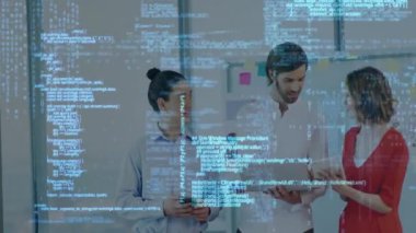 Ofisteki dijital cihazları kullanan iş adamları üzerine kod animasyonu programlamak. Teknoloji, takım çalışması, işbirliği, kodlama, yenilik
