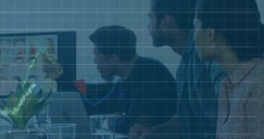 Finansal tabloları ve verileri analiz etmek, borsa grafikleri olan iş adamları. Finans, analiz, yatırım, ekonomi