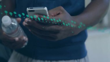 Akıllı telefonu ve su şişesini tutan kişi, veri işleme animasyonunu yapan kişi, tamam. Teknoloji, dijital, mobil, hidrasyon, analiz, yenilik