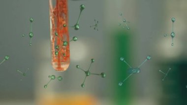 Laboratuvarda canlandırılmış moleküler yapılarla test tüpünde kimyasal reaksiyon. Bilim, deney, kimya, araştırma, test, analiz