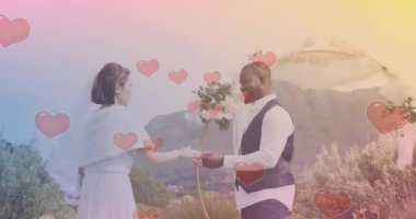 Açık havada evlilik töreninde evlilik yemini eden çiftin kalp animasyonu. Aşk