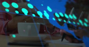 Kalemle yazılmış, elleri parlayan noktalar ve çizgiler üzerinde. Teknoloji, yenilik, fütüristik, dijital, yaratıcılık, bağlantı