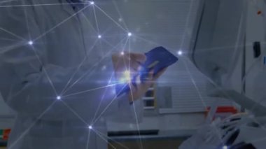 Laboratuvarda çalışan bir bilim adamı ağ bağlantılarıyla onun üzerinde çalışıyor. Araştırma, teknoloji, yenilik, laboratuvar, analiz, dijital