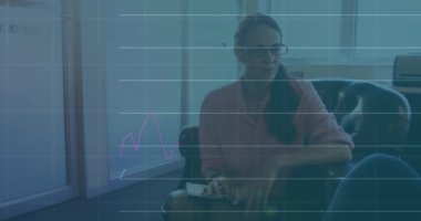 Finansal veriler, ofiste tartışan farklı insanların animasyonlarını gösteriyor. İş, takım çalışması, analitik, finans, çeşitlilik, işbirliği