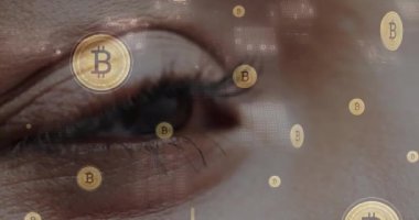 Bitcoin sembolleri ve ikili kod animasyonu insan gözünün yakın çekimine göre. Kripto para birimi, engelleme zinciri, dijital, teknoloji, siber güvenlik, finans